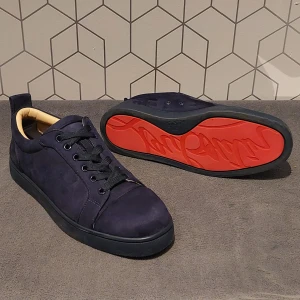 Marinblå Louboutins  - Säljer ett par marinblå Louboutins i mocka || Storlek 41 || pris kan diskuteras vid snabb affär 