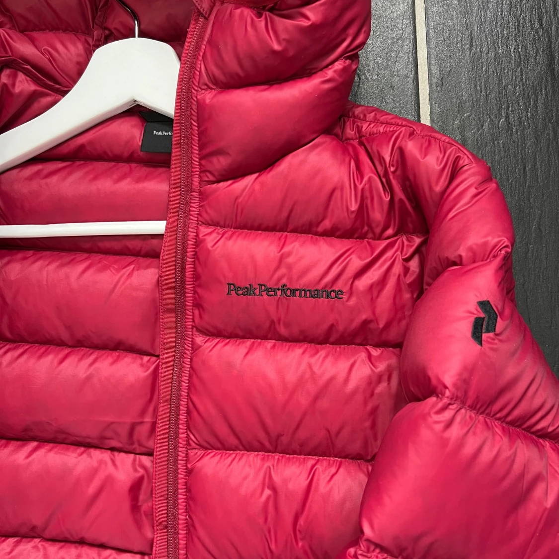 Röd dunjacka från Peak Performance - 1