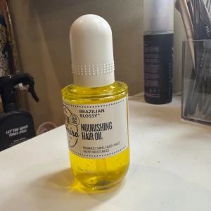 Nourishing Hair Oil från Sol de Janeiro - Sol de Janeiro hår olja använd ett par gånger.  Se bild hur mycket det är kvar.  Berikad med en kraftfull blandning av Brasilianska oljor. Denna närande hårolja motverkar frizz i upp till 72 timmar, ger en spegelblank glans, reparerar skadat hår och återfuktar hårstrået på djupet. - Brasiliansk Patauá-olja och Pequi-olja är maxade med skyddande antioxidanter, essentiella fettsyror och nödvändiga vitaminer för att ge djup återfuktning, jämna ut och ge håret en naturlig lyster. - Formulerad med vå
