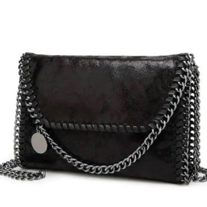 Stella McCartney liknande väska  - Snygg svart axelväska med grova silverfärgade kedjor längs kanterna och som axelrem. ❣️