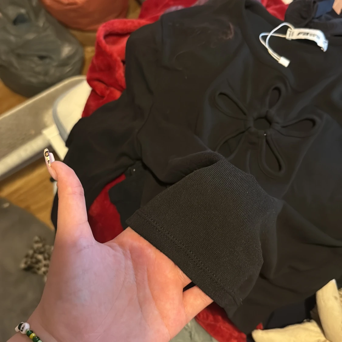 Svart croppad topp med cut-out från FB Sister - 4