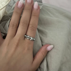 Edblad ring  - Cool ring i silverfärgat metall med flera konformade nitar runt hela bandet. Perfekt accessoar för dig som vill sticka ut och addera en edgy touch till din stil.