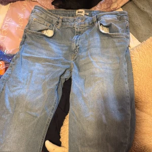 Ljusblå jeansbyxor från 157 - Klassiska ljusblå jeansbyxor från 157 med fem fickor och låg midja. Modellen heter Low Boot och har en lätt utsvängd bootcut-passform. Perfekta för dig som gillar en avslappnad och tidlös stil.