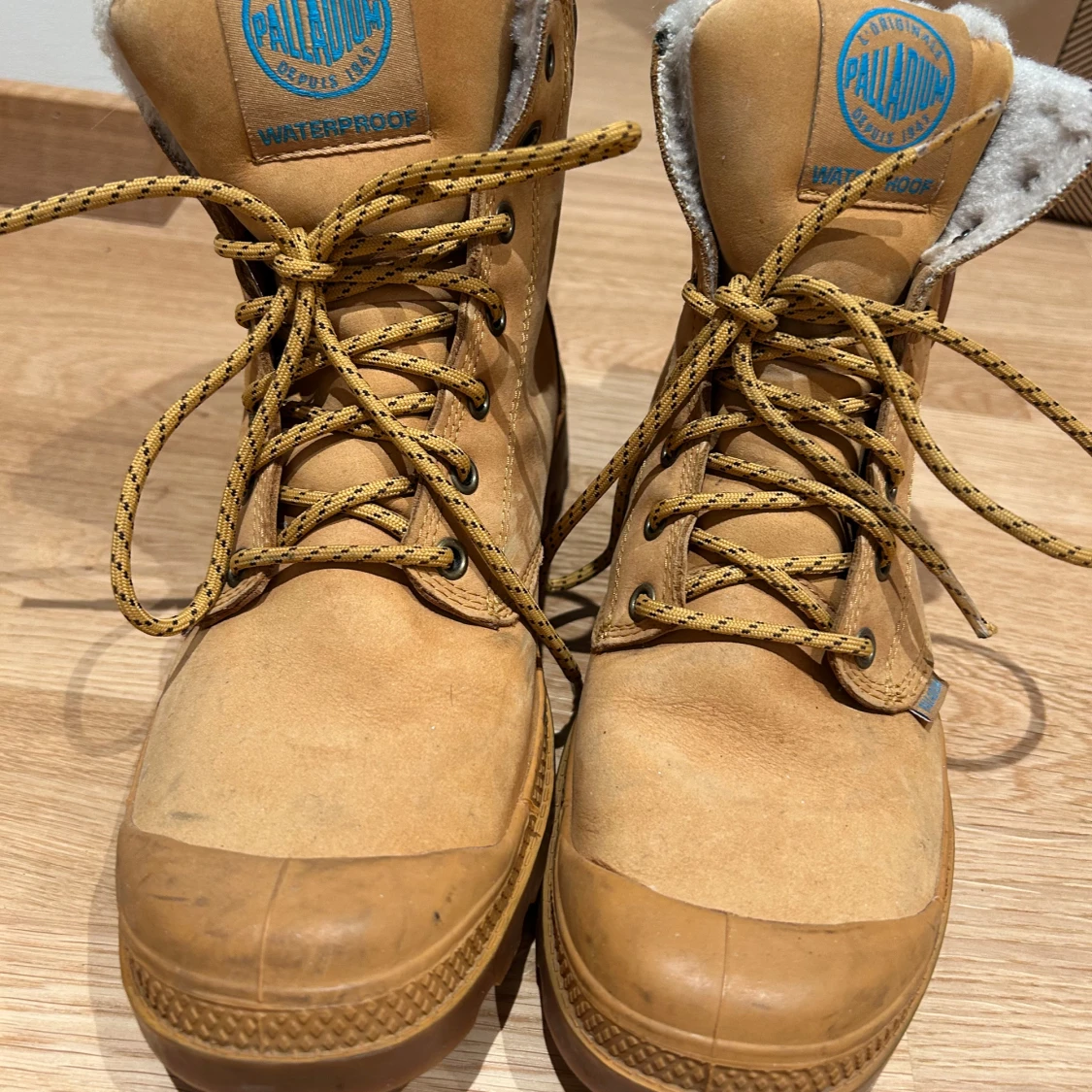 Beige boots från Palladium med foder