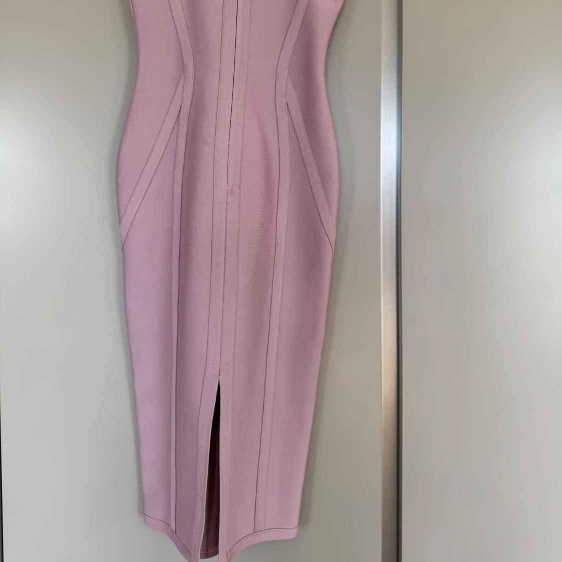 Ljuslila tight klänning från Girlcode - 1