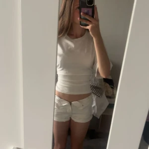 Vita jeansshorts  - Säljer ett par vita jeansshorts i storlek s💞