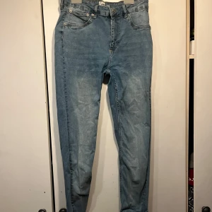 Blå jeansbyxor från 157 - Ett par klassiska blå jeansbyxor från 157. Byxorna har fem fickor, normal passform och raka ben. Perfekta för en avslappnad stil och funkar året runt. Jeansmaterialet är mjukt och bekvämt. STORLEKEN ÄR BARN STORLEK ( XL )