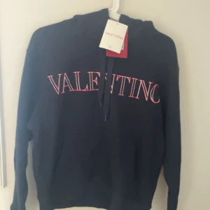 Svart hoodie från Valentino - Säljer nu min tvärfeta valentino hoodie då den inte passade mig-Den är helt ny med tags-Självklart äkta✅-Säljer den för endast 1449 då jag mest vill bli av med den-Hör av er vid eventuella frågor eller mer bilder!✌️🔥