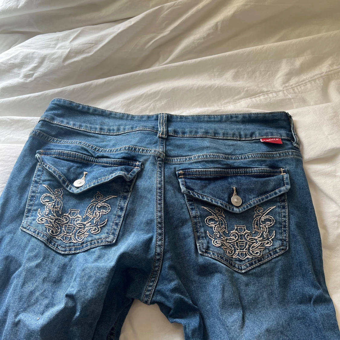 Jeans med broderade detaljer - Divided - 1