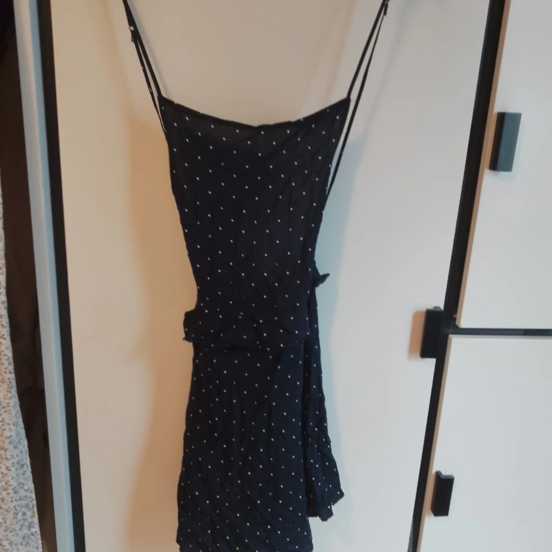 Mörkblå prickig klänning med smala axelband - 3