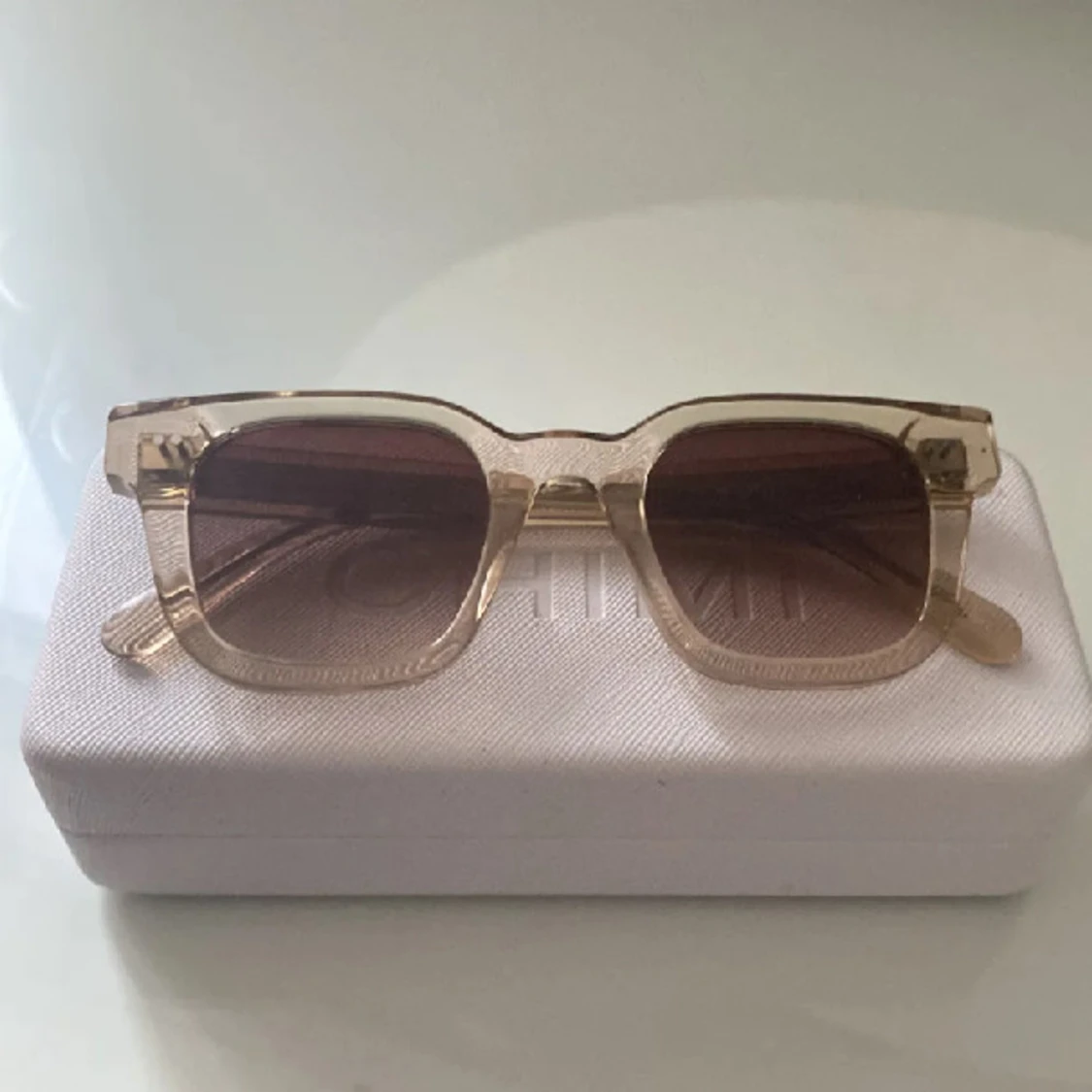 Beige fyrkantiga solglasögon från Chimi - 1