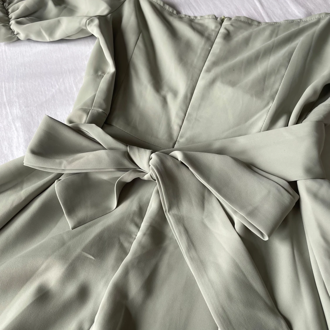 Ljusgrön omlottklänning med puffärmar - 4