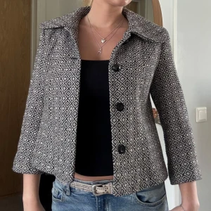 Svartvit mönstrad kappa med trekvart - Säljer en svartvit kappa med mönster och trekvart armar!