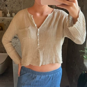 Beige tröja/blus i linne - Säljer denna beigea topp, så najs att ha på sommaren över bikini t stranden!! Storlek S
