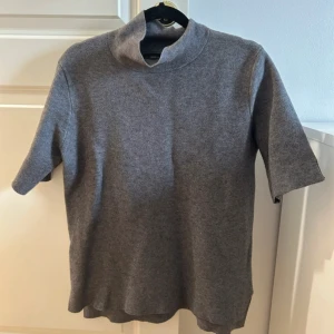Zara tröja - Fin stickad tröja med lite polo från Zara  I storlek L med sitter som M 💕💕
