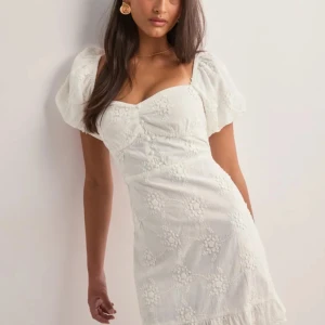 Vit klänning  - Så fin vit klänning från Nelly, nypris 599, oanvänd med prislapp!