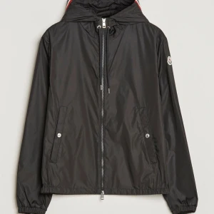 Moncler windbreaker  - Säljer en svart windbreaker från Moncler med huva och dragkedja framtill. Jackan har två fickor med knappar och elastiska muddar vid ärmslut och nederkant.  Pris kan diskuteras så tveka inte på att höra av er, storlek M men passar förmodligen någon med S