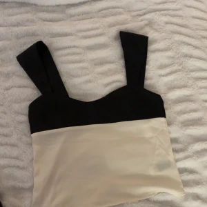 Svart och vit topp - Jättefin topp från cider som aldrig är använd 