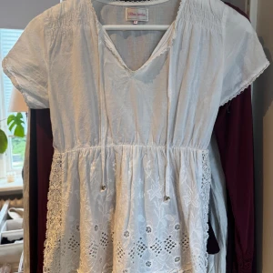 Vit blus - Bra skick, den är från ett märke som heter Chica London. Skriv för mer frågor!💗