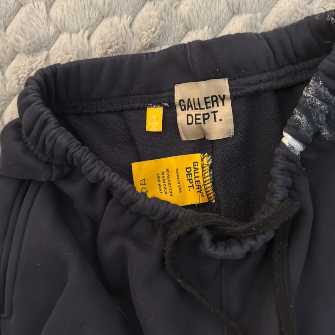 Mörkblåa byxor från Gallery Dept. med färgstänk - 2