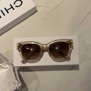 Beige solglasögon från CHIMI - Snygga solglasögon från CHIMI med transparent beige båge och bruna glas. Modellen är Eoru 07 och har CHIMI-logga i guld på sidan. Ingår fodral, låda och påse. Köpt för 1400kr säljer för 499kr! 