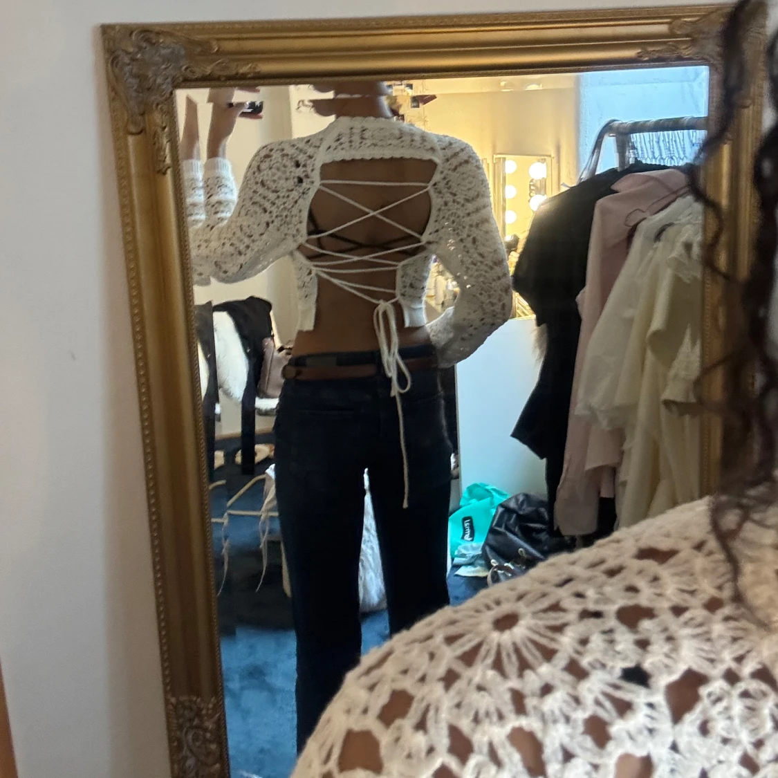 Vit virkad croppad tröja med snörning i ryggen - 1