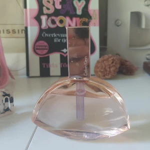  Den populära Calvin Klein rosa parfym - Säljer en elegant parfym från Calvin Klein i en ljusrosa färg. Luktar underbart tryck bara på köp nu så postar jag samma dag💗💗