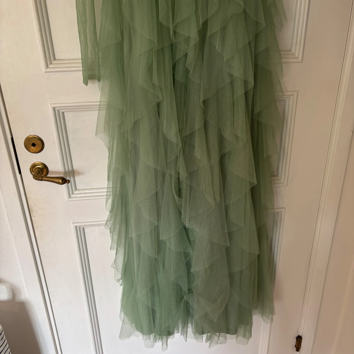 Ljusgrön balklänning med volanger från QR Fashion - 1