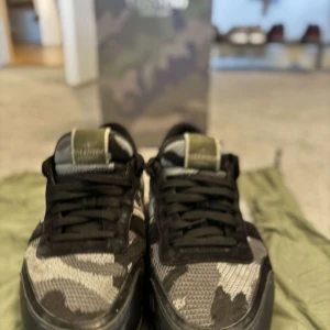 Valentino rockrunners - Säljer nu dessa feta valentino rockrunners. Skorna har skick 8/10 och den enda defekten är en slitning i hälen. Dustbags, box och kvitto. Bara skriva vid frågor eller funderingar!