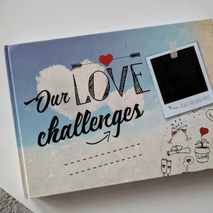 Our Love Challenges - En kreativ och interaktiv bok fylld med utmaningar och aktiviteter för par. Perfekt för dig som vill stärka relationen, skapa minnen och ha kul tillsammans. Boken har plats för egna foton och anteckningar, vilket gör den personlig och unik.