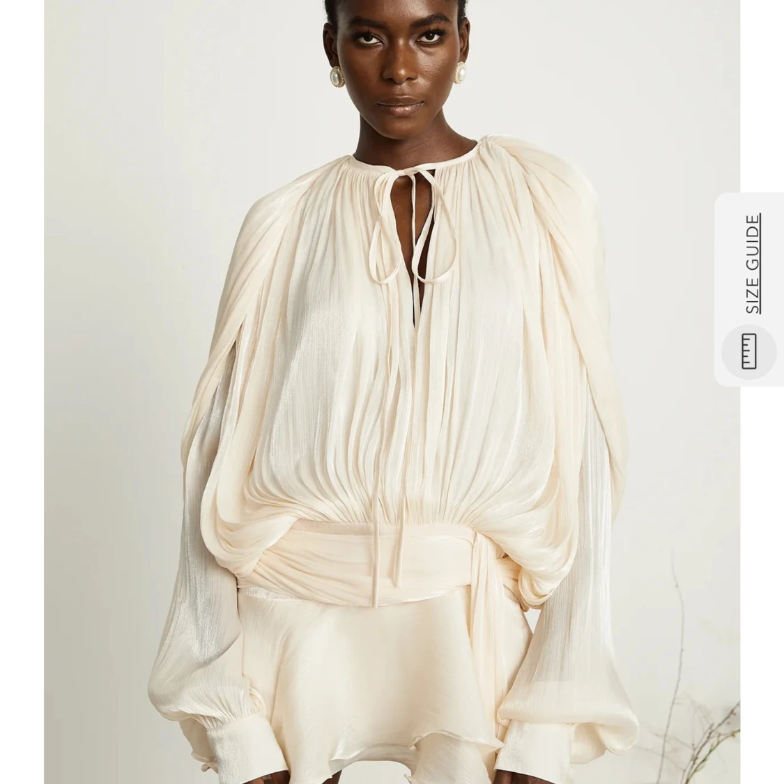 Champagnefärgad omlottklänning med volang