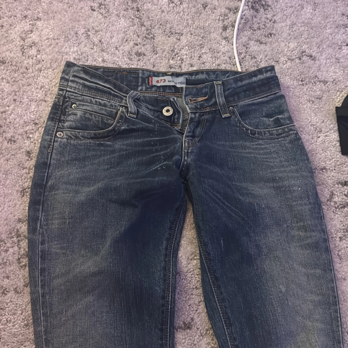 Mörkblå jeansbyxor från Levis 473, skinny fit, strl 23-24. 