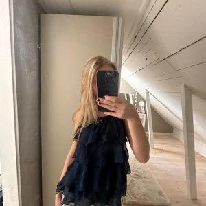 Mörkblå volangtopp! - Super söt volangtopp!💞#sommar #valentino #sthlm