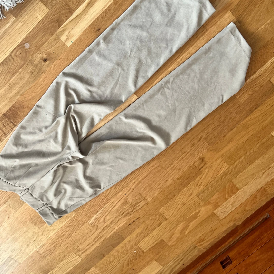 Beige kostymbyxor från NA-KD - 1