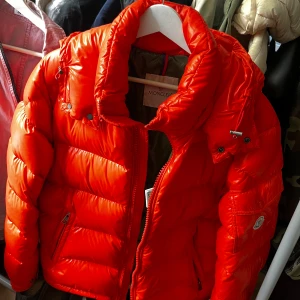 Moncler maya - 9/10, minimal användning. Skickas med org box och galej. Storlek 3, väldigt rare färg speciellt med grön insida!