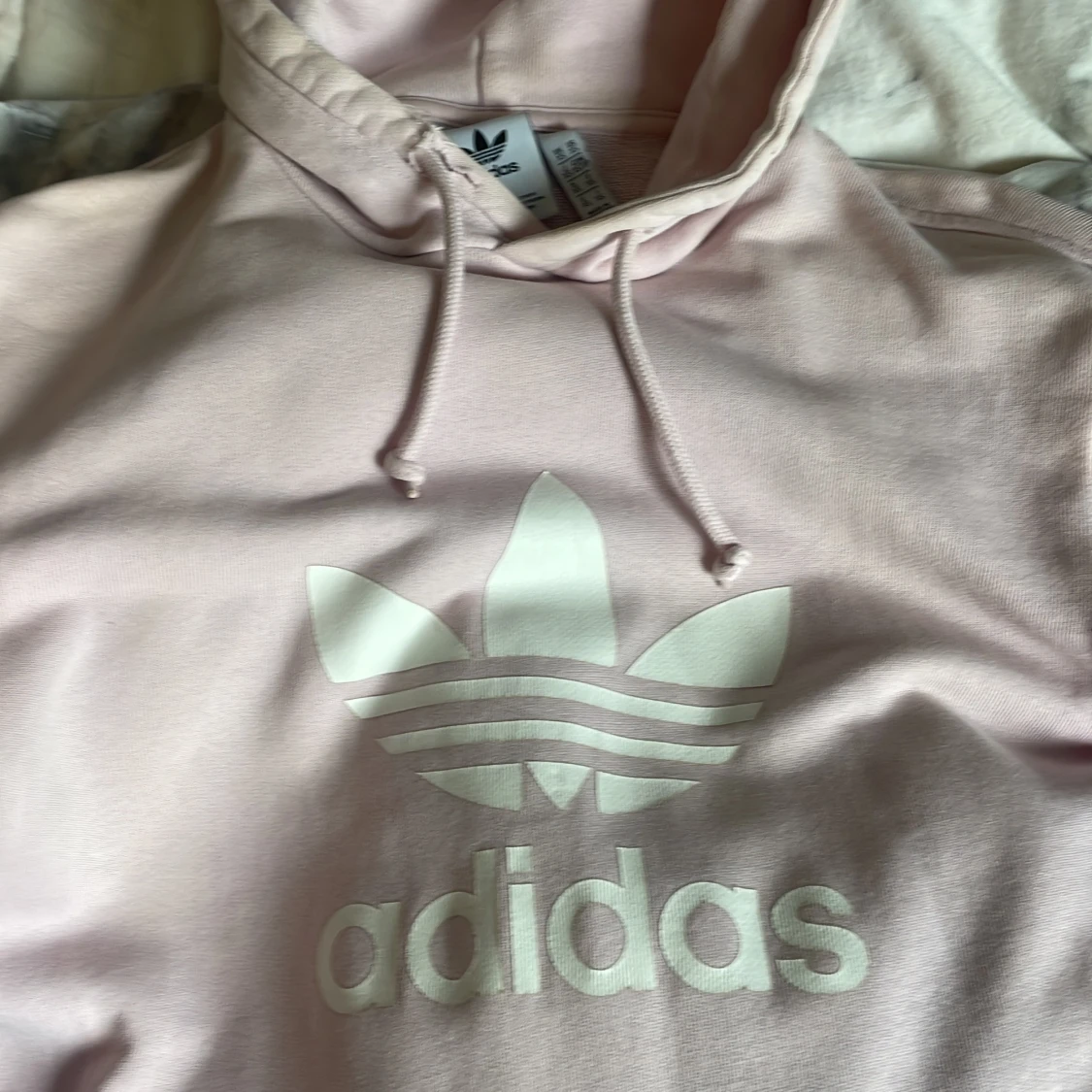 Ljusrosa hoodie från Adidas - 1