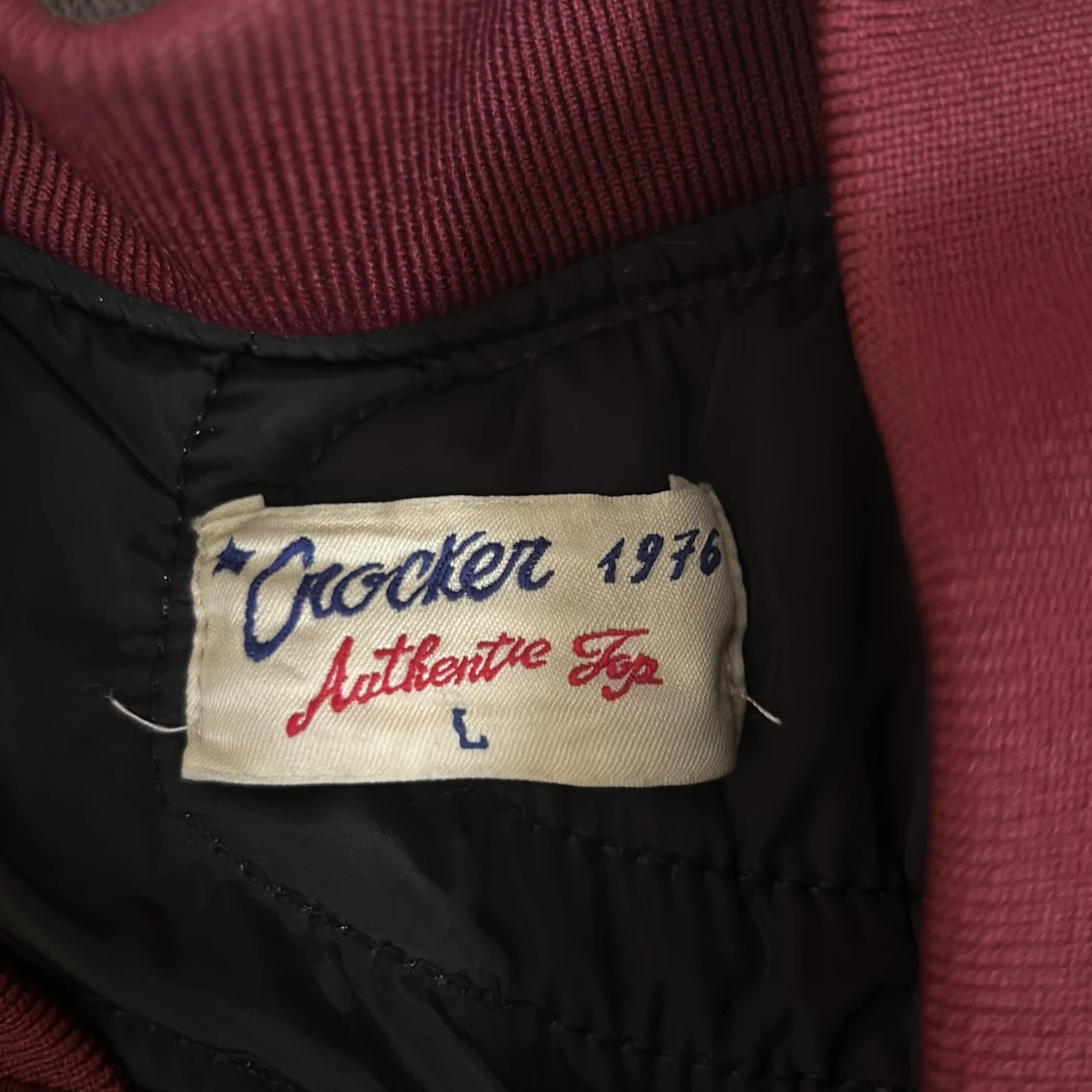 Vinröd bomberjacka från Crocker - 2