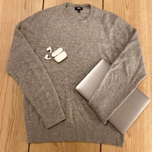 Grå stickad tröja från Uniqlo - Tvär Grisch tröja 100% cashmere. Aldrig använd med lappar kvar. Kom gärna med prisförslag 