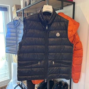 Moncler Gui Väst - Navy Moncler Gui Väst i nästintill nyskick, minimal flaw framtill som ej syns. Storlek 3 passar M, nypris 9200 mitt pris 3000kr. Över 250 deals gjorda med massvis av refs att visa, bara att skriva vid frågor eller funderingar!