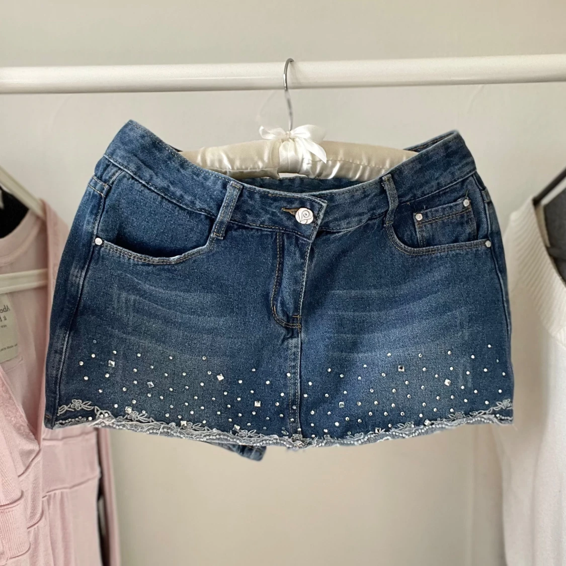 Jeanshorts med pärlor och spetsdetaljer
