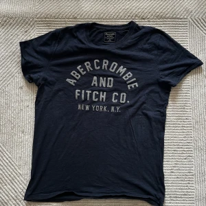Abercrombie & Fitch T-shirt | M - Abercrombie & Fitch T-shirt | Ok skick | Om du har några funderingar, tveka då inte på att höra av dig | ⚜️