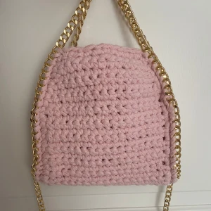 Stella McCartney liknande väska  - Ljusrosa Stella McCartney liknande väska som är egengjord. Perfekt ny till våren och sommaren!!💕 Den har guldkedja runt och även en lång guldkedja så den går att hänga runt axeln (se bild). Ställ eventuella frågor!! 