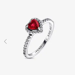 Superfin silverring från Pandora med en hjärtformad röd sten i mitten, omgiven av små gnistrande stenar. Helt ny. Nypris: 899kr 
