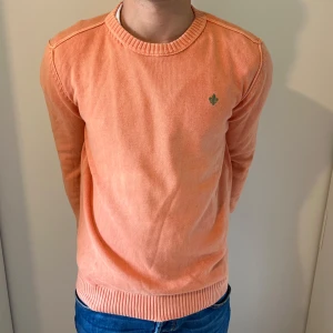 Morris Tröja - Snygg Morris tröja i färgen korall/orange som är i ett bra skick, den rätta färgen är på bild 1, dåligt ljus på resterande // Har ett litet hål precis vid halsen (Bild 3) som inte syns när man använder tröjan // Storlek: Medium, jag på bild är 177cm 🌟