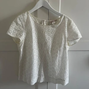 Vit blus med spetsdetaljer - Söt topp, lite missfärgad i armarna 