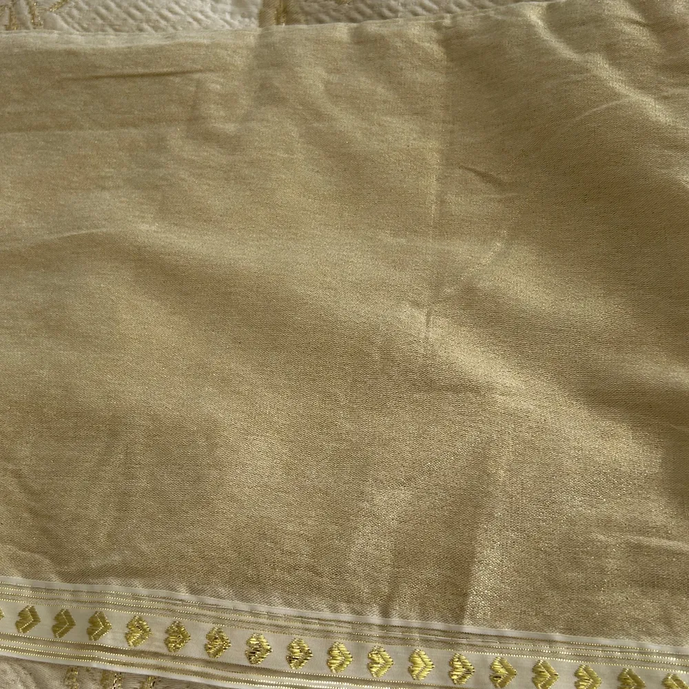 Oanvänd helt ny bredd 185cm- lång 233 cm kuddar 42*42 cm guld och beige färgar. Muu.