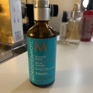 Moroccanoil Glimmer Shine Finish - Moroccanoil Glimmer Shine Finish är en glansspray till håret. Produkten används för att ge håret extra glans och lyster. Innehåller arganolja och passar alla hårtyper.