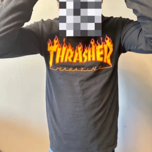 Svart långärmad Thrasher-tröja - Perfekt för dig som gillar streetwear och skate-stil.