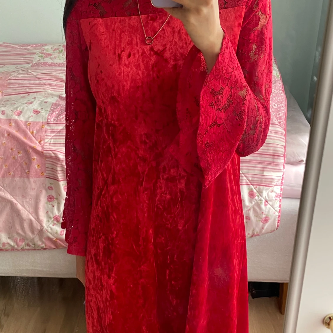 Röd sammetsklänning med spetsärmar från Lindex