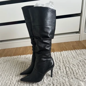 Skinnstövlar med klack - Så fina skinnstövlar /boots ifrån Bianco som aldrig kommit till användning. Klacken är 10 cm. Har endast testat dem och gått ca 100 meter med dem utomhus. Nypriset ligger runt 3000. Går ej att köpa längre på hemsidan.